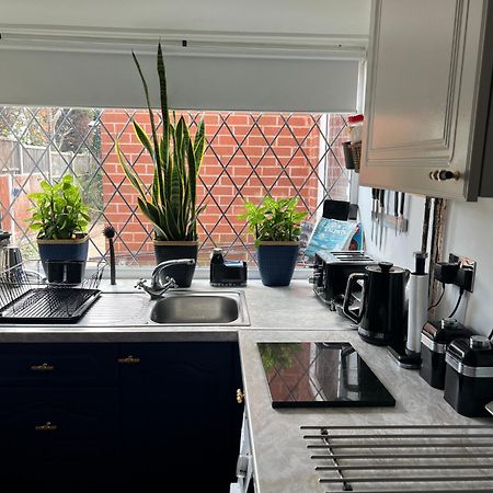 Double Room In Great Barr Near M5 - M6 - Parking - Tv Bed-Garden Birmingham Esterno foto