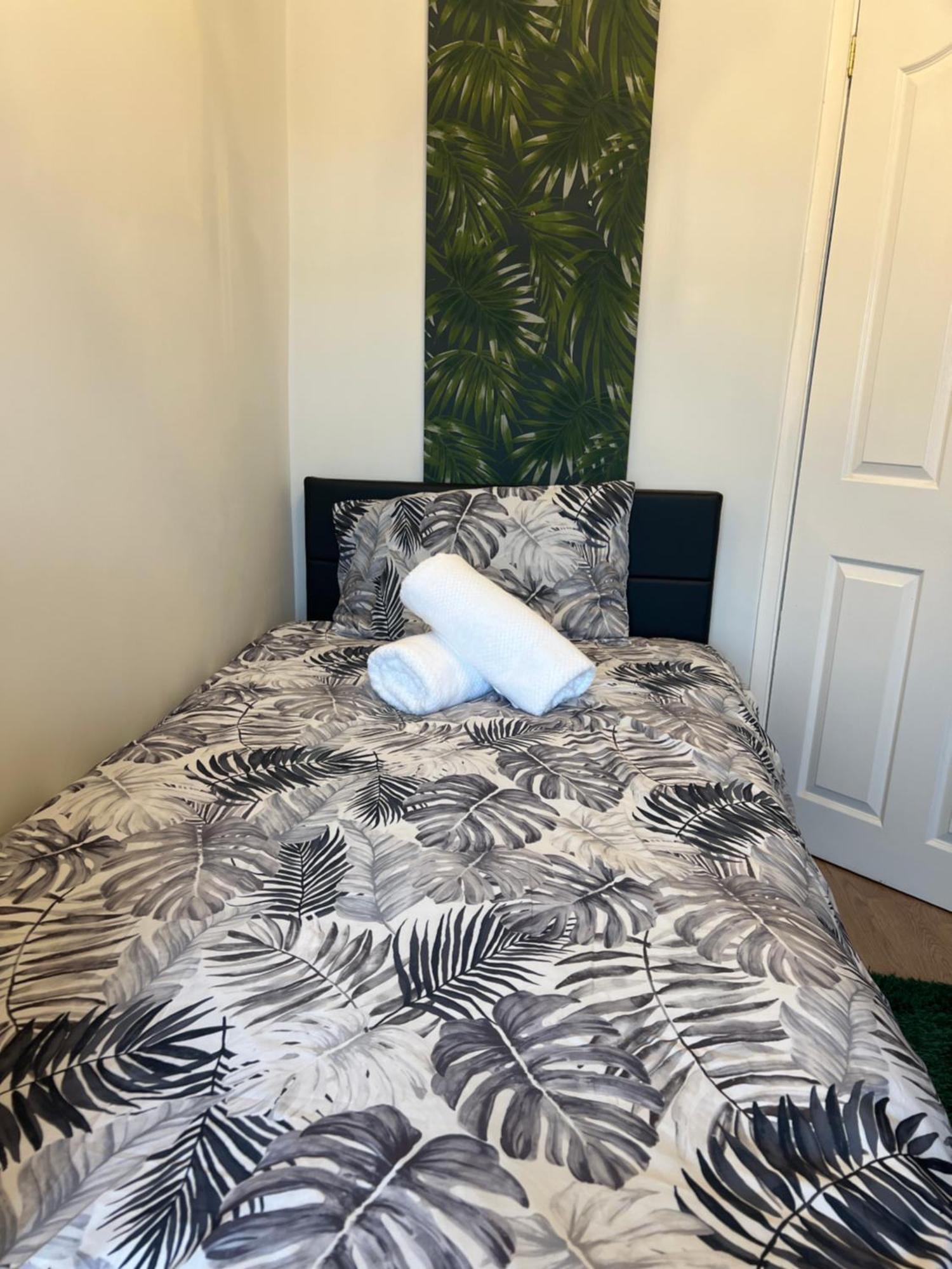 Double Room In Great Barr Near M5 - M6 - Parking - Tv Bed-Garden Birmingham Esterno foto